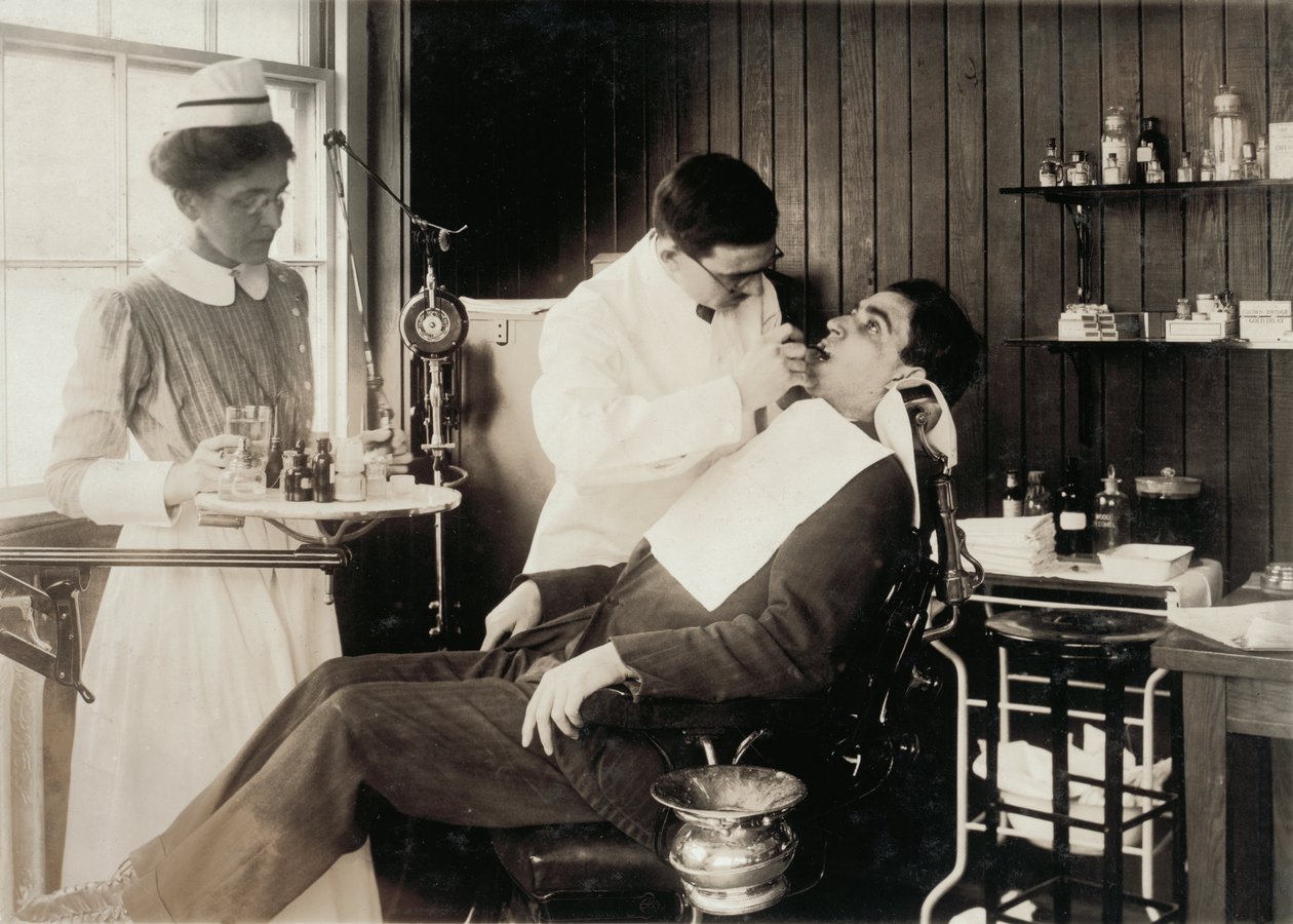 Patient subissant des soins dentaires - Lewis Wickes Hine