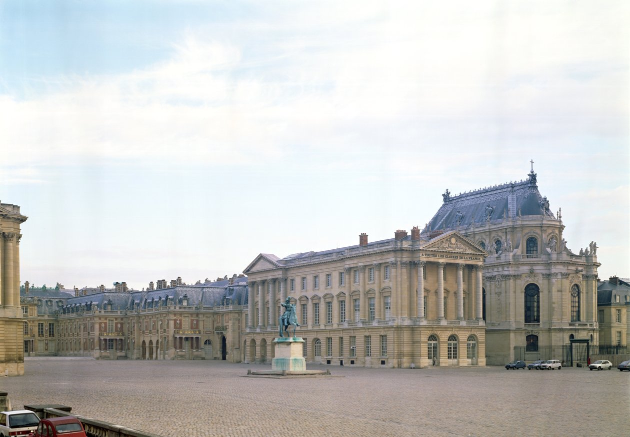 La cour de marbre (à gauche) menant à la cour royale (centre) 1660s - Louis Le Vau