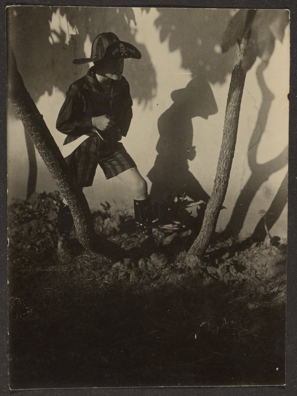 [Garçon habillé en pirate dans les arbres] - Louis Fleckenstein