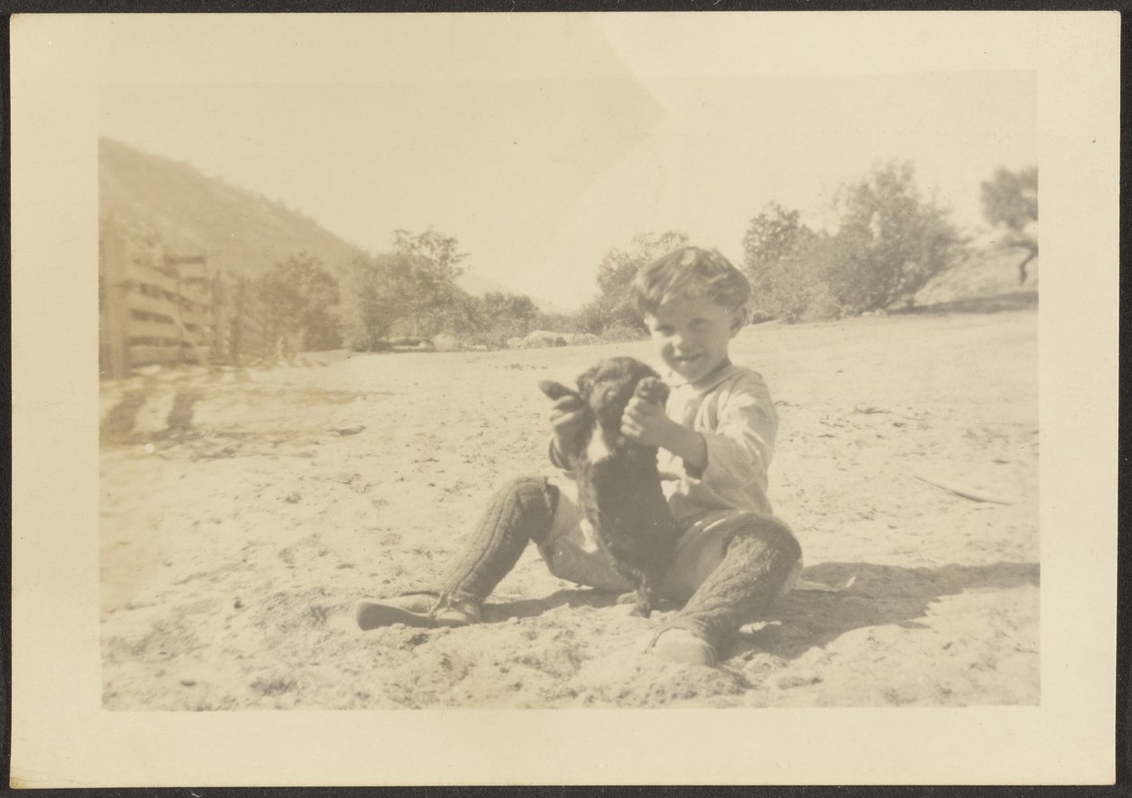 [Garçon et chien sur la plage] - Louis Fleckenstein