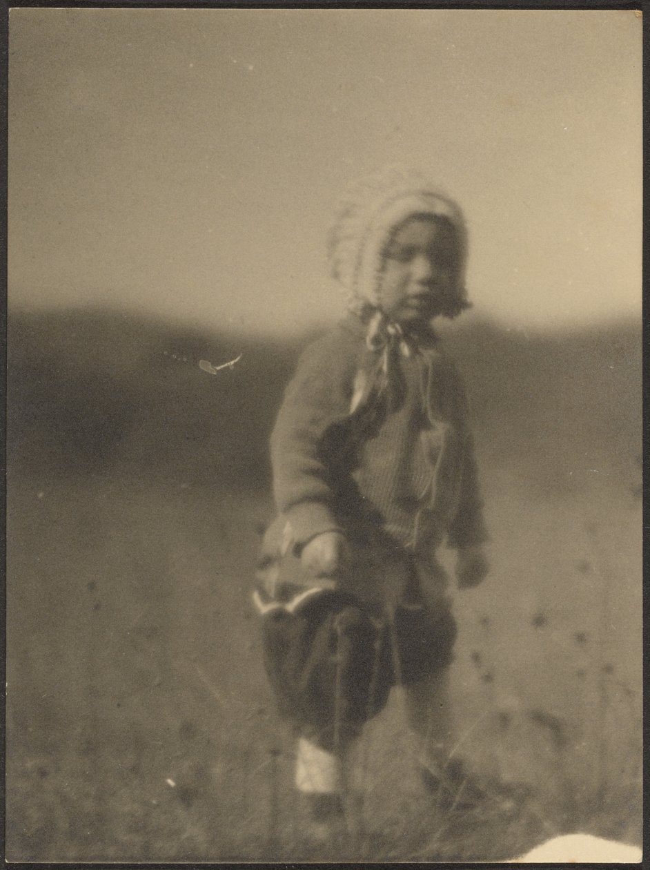 [Enfant portant un bonnet dans un champ] - Louis Fleckenstein