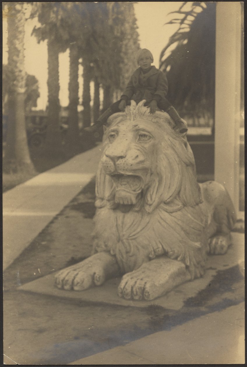[Enfant sur une statue de lion] - Louis Fleckenstein
