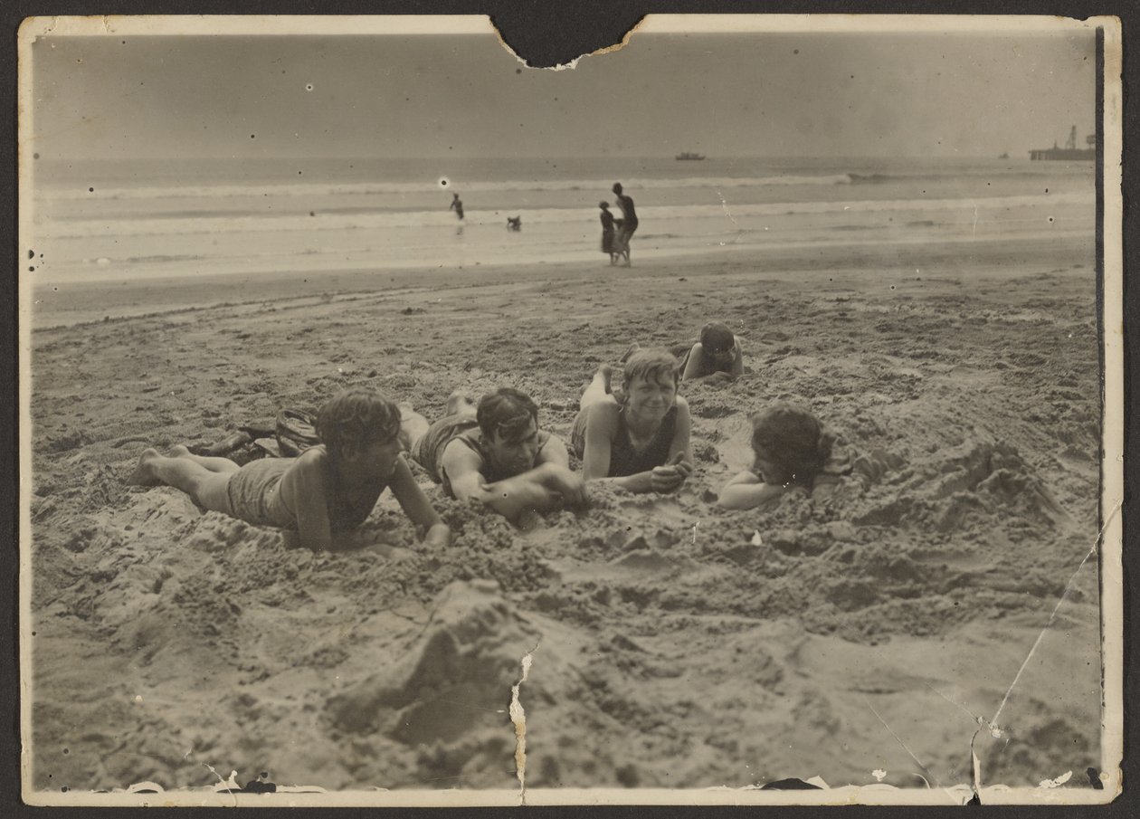 [Enfants allongés dans le sable à la plage] - Louis Fleckenstein