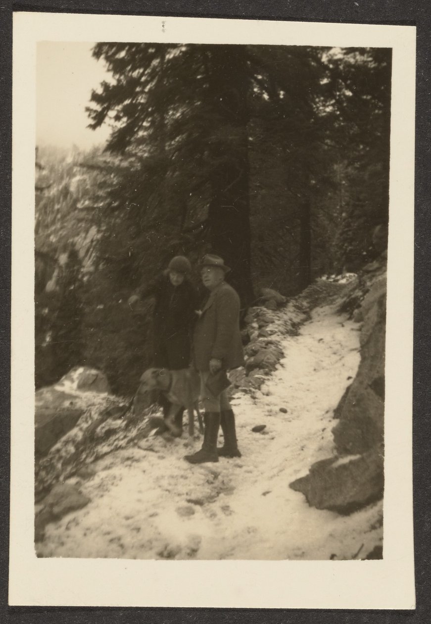 [Couple avec chien dans la neige] - Louis Fleckenstein