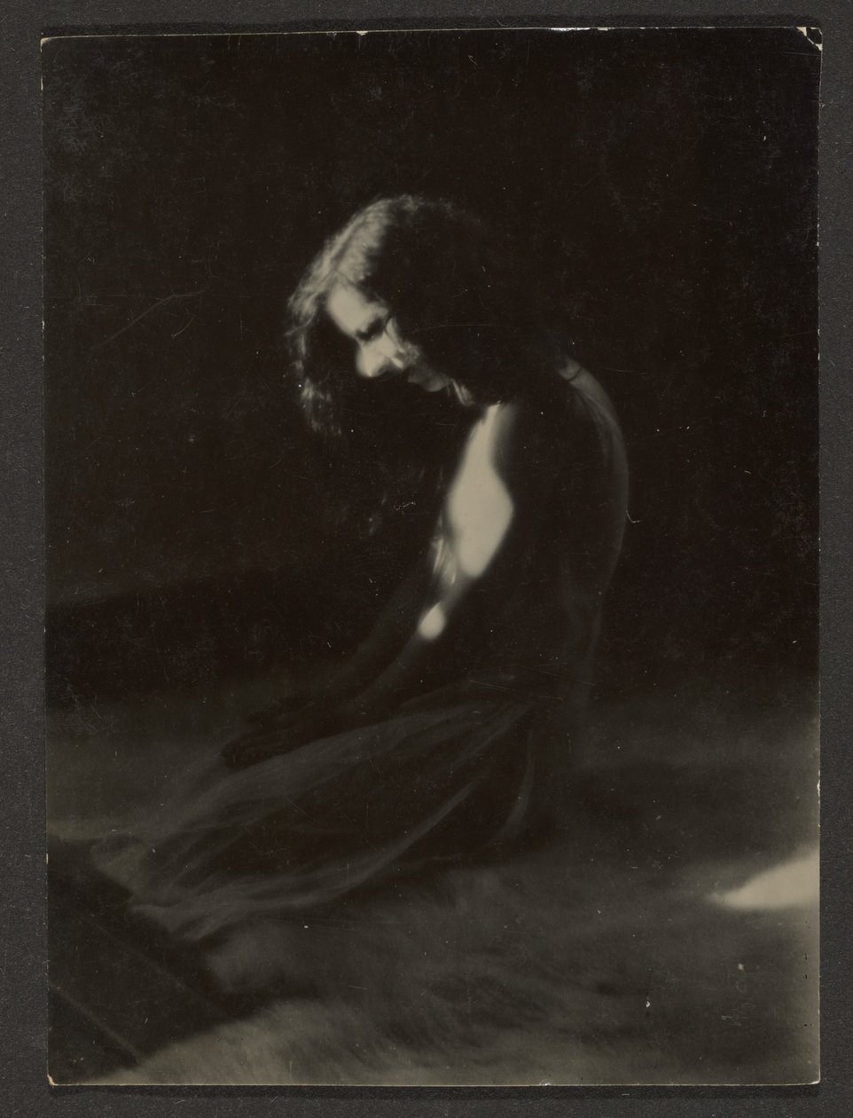 [Danseuse agenouillée dans l