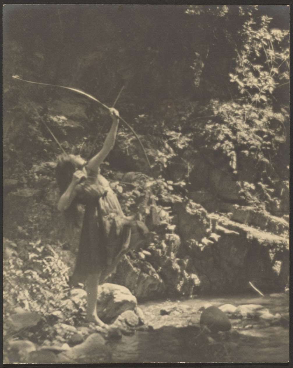 [Archer féminin dans les bois] - Louis Fleckenstein