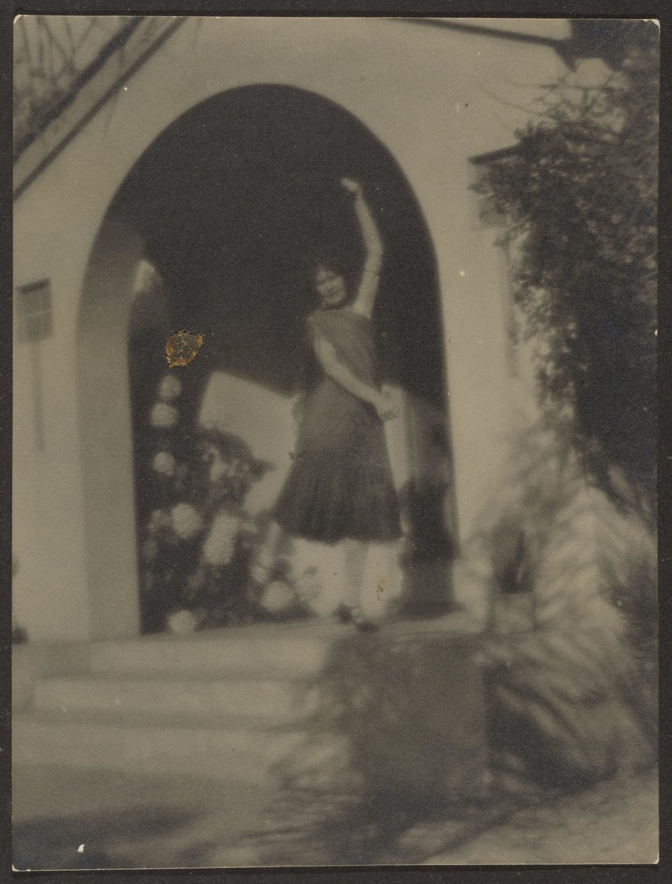 [Danseuse devant la maison] - Louis Fleckenstein