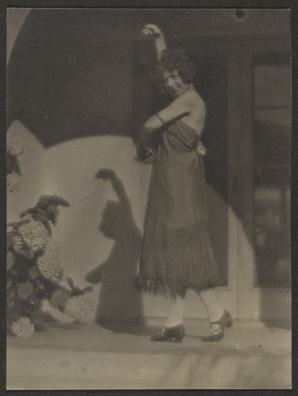 [Danseuse devant la maison] - Louis Fleckenstein