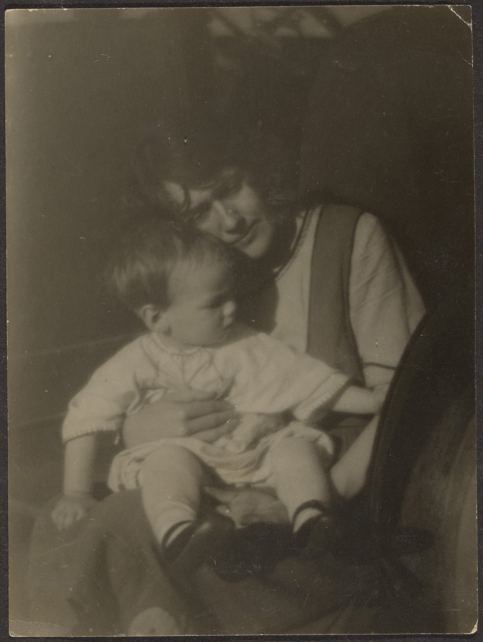 [Florence tenant son bébé] - Louis Fleckenstein