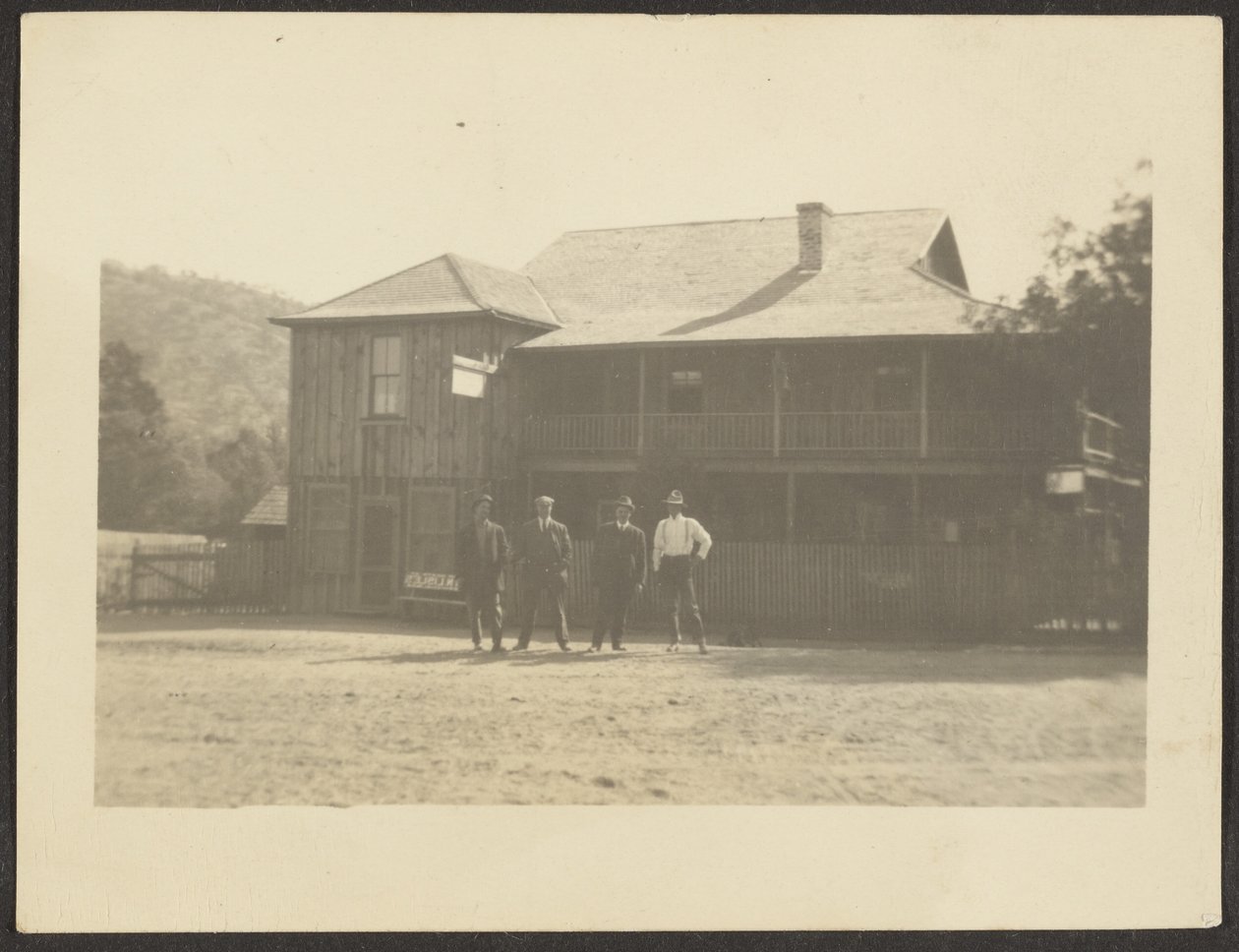 [Quatre hommes devant un bâtiment en bois] - Louis Fleckenstein