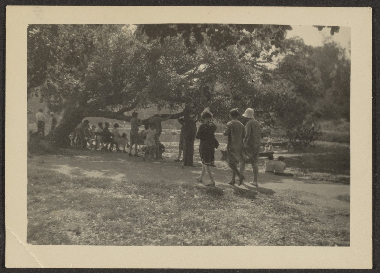 [Groupe dans le parc] - Louis Fleckenstein