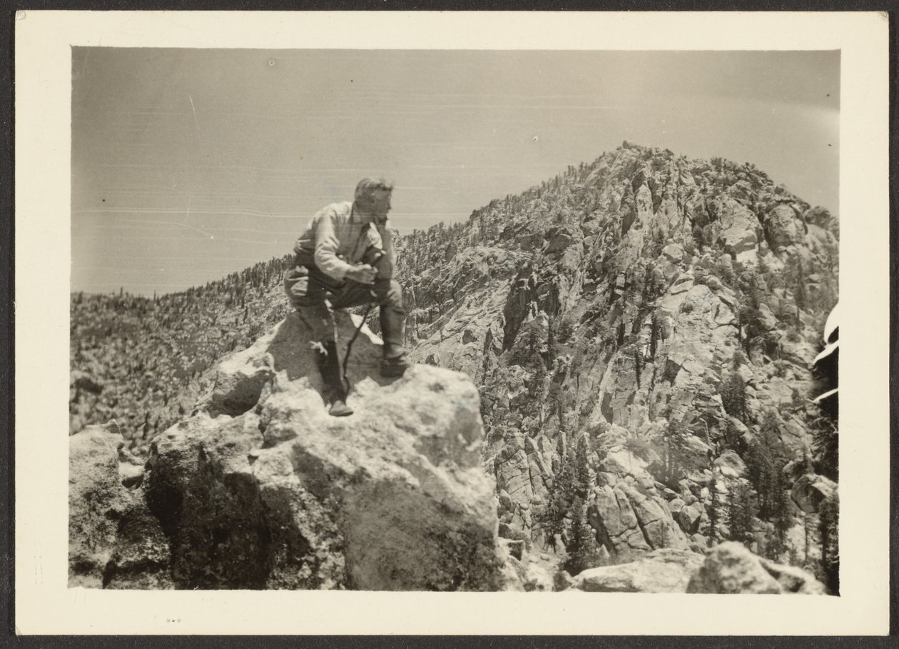 [Homme au sommet des rochers] - Louis Fleckenstein