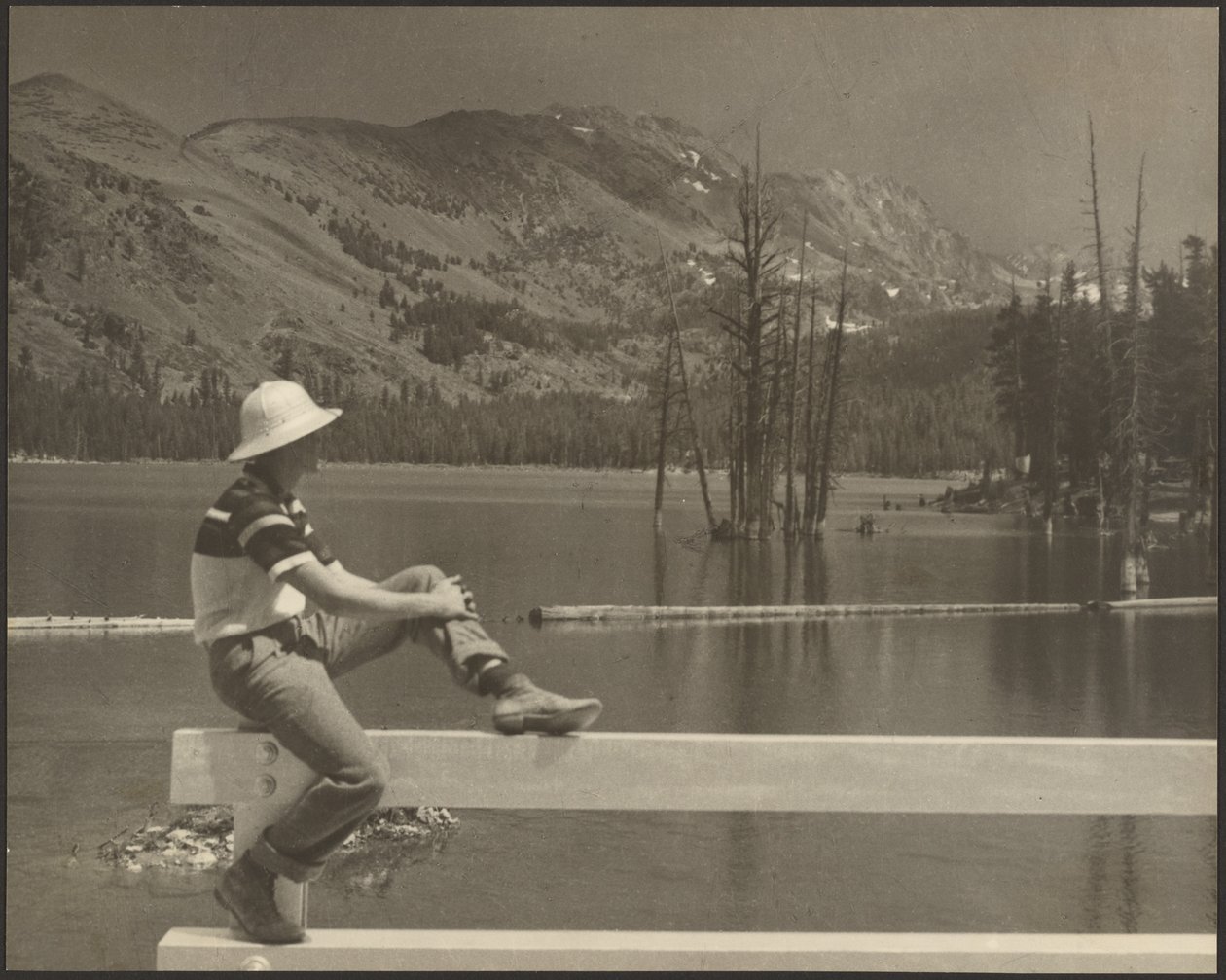 [Homme assis sur un banc au bord du lac] - Louis Fleckenstein