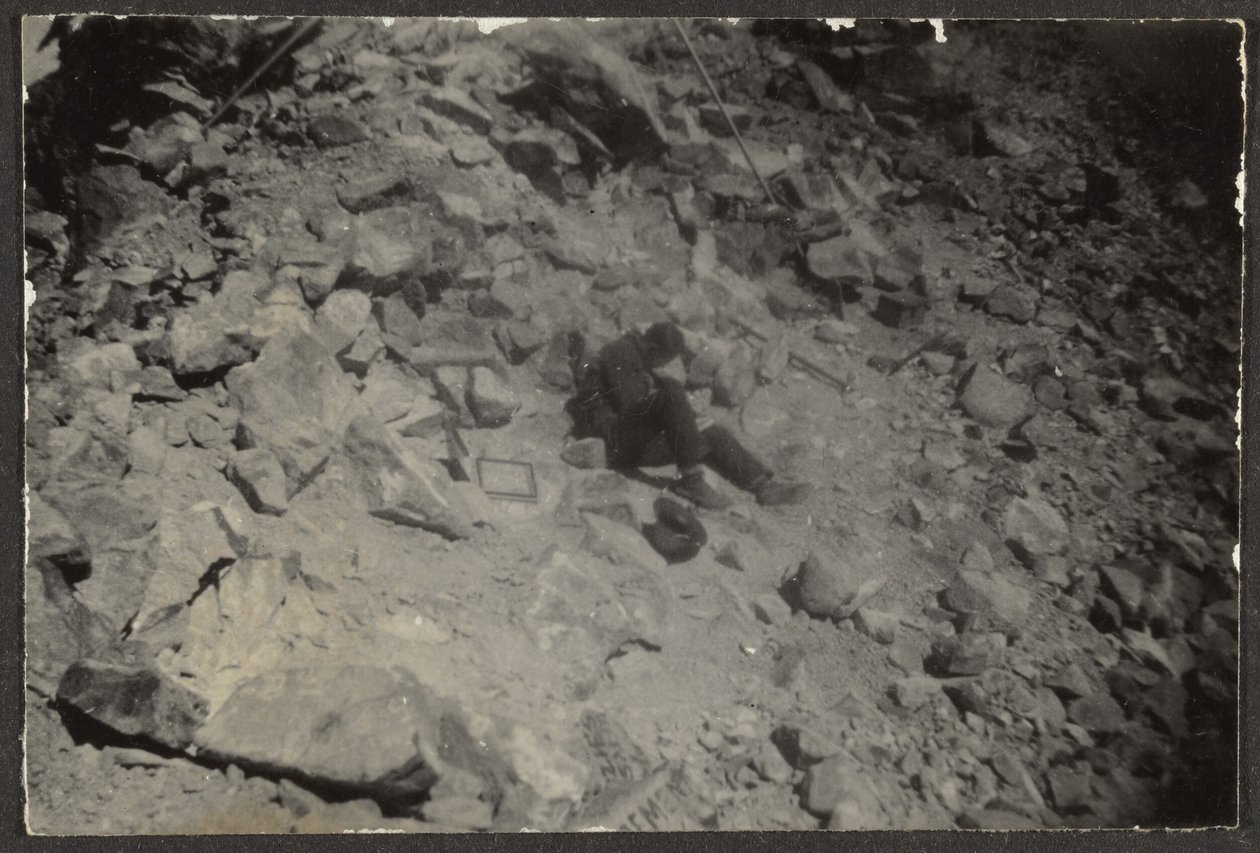 [Homme parmi les rochers] - Louis Fleckenstein