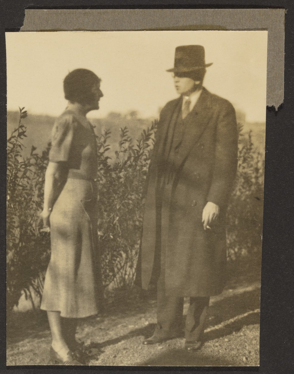 [Homme et femme à la haie] - Louis Fleckenstein