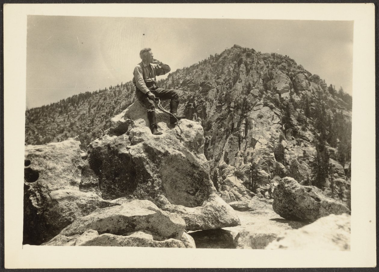 [Homme assis sur des rochers] - Louis Fleckenstein