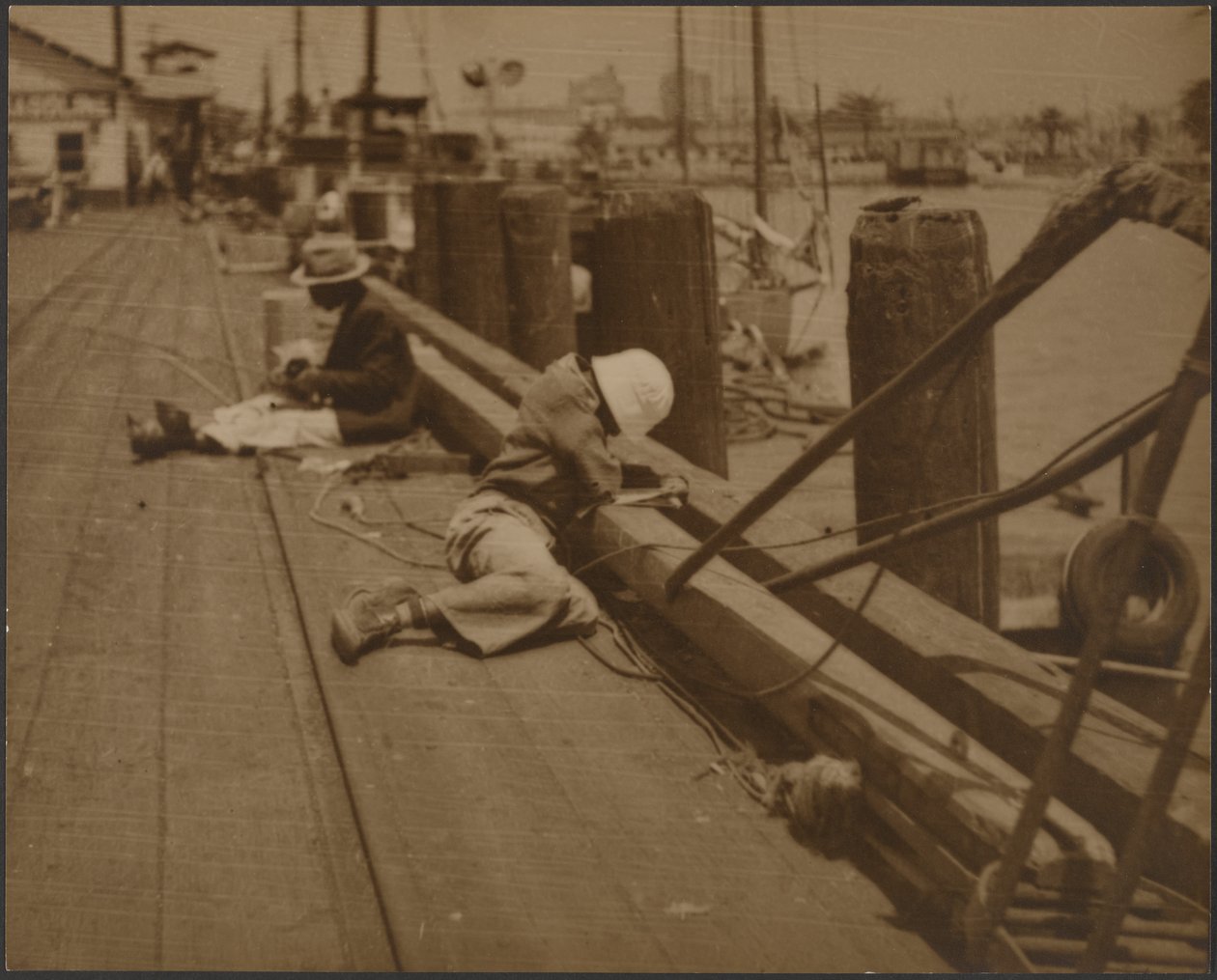 [Hommes assis sur le quai] - Louis Fleckenstein