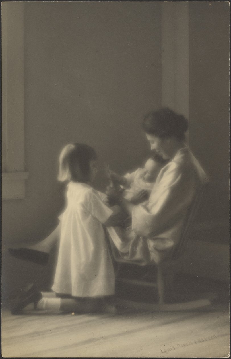 [Mère dans un fauteuil à bascule avec ses enfants] - Louis Fleckenstein