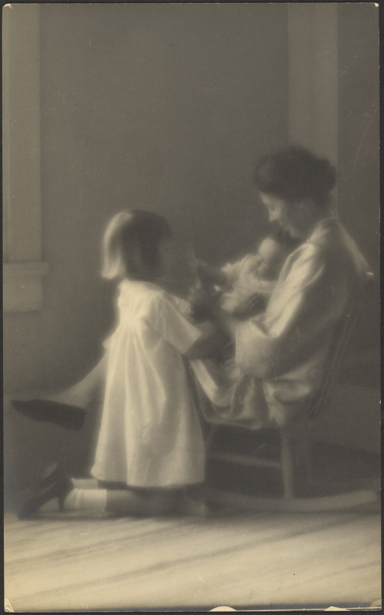 [Mère dans un fauteuil à bascule avec ses enfants] - Louis Fleckenstein