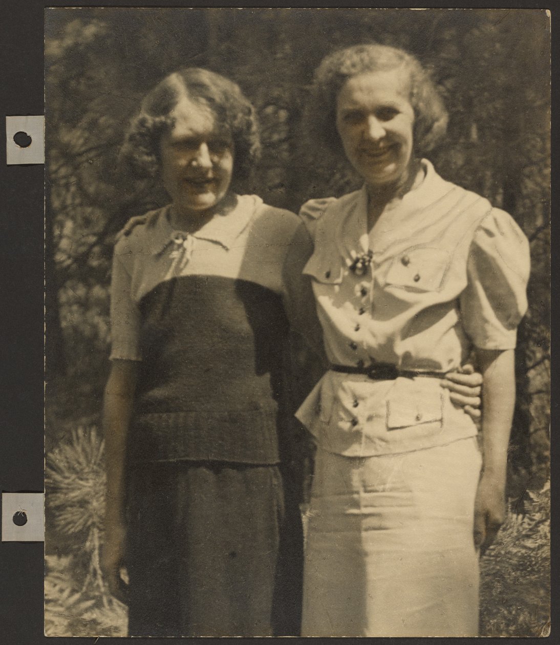 [Portrait de deux femmes debout à l