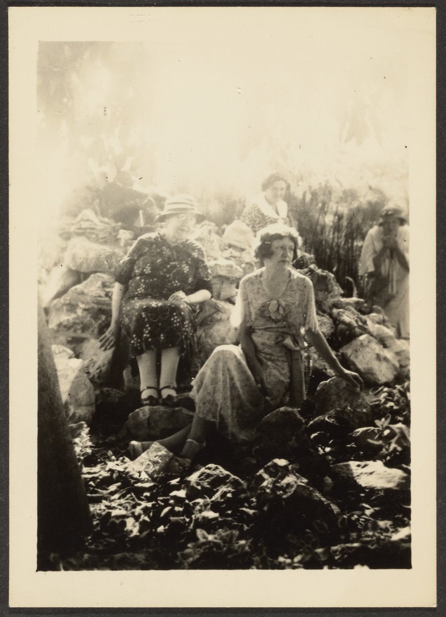 [Trois femmes sur les rochers] - Louis Fleckenstein