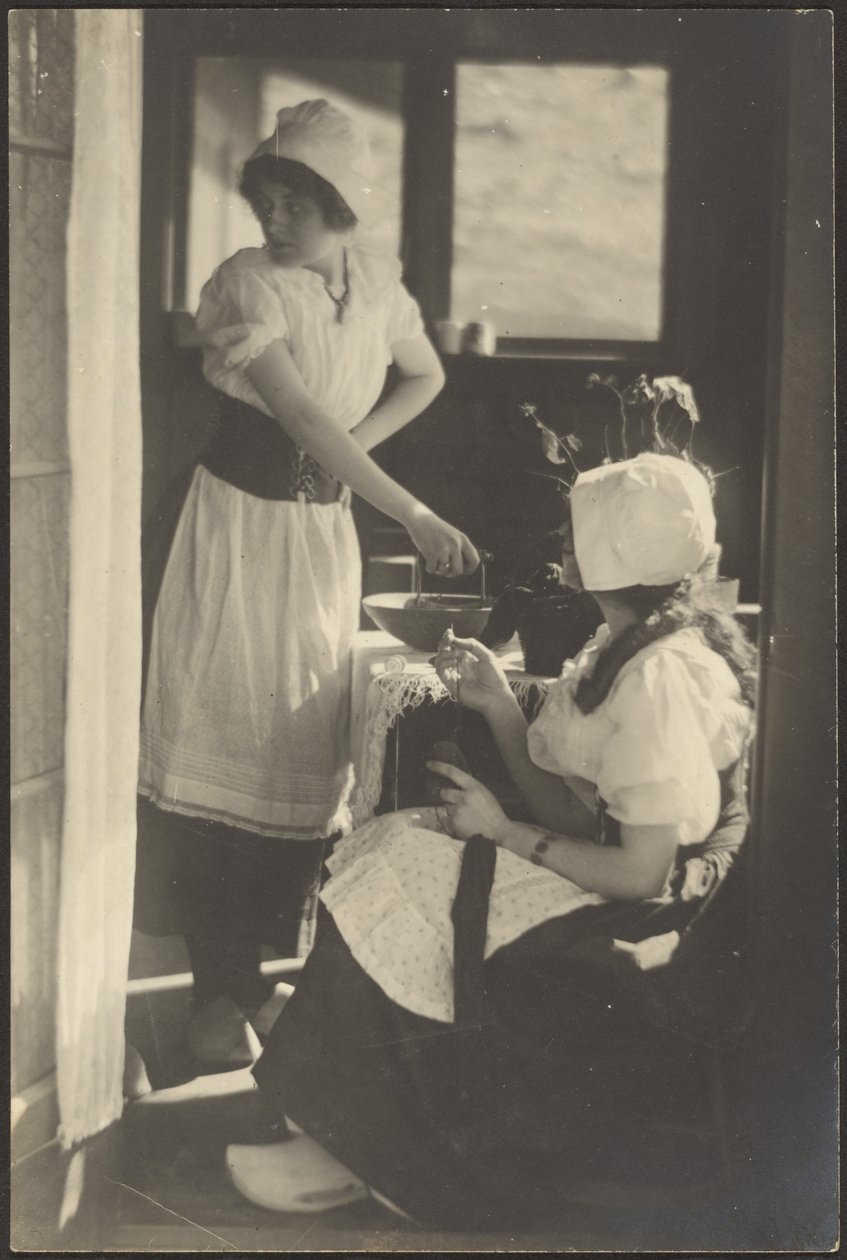 [Deux femmes habillées en costumes hollandais] - Louis Fleckenstein