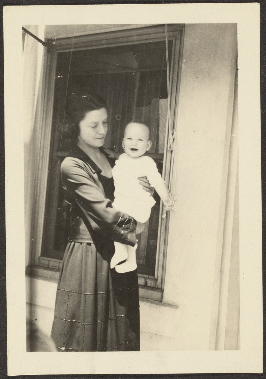[Femme tenant un bébé souriant] - Louis Fleckenstein