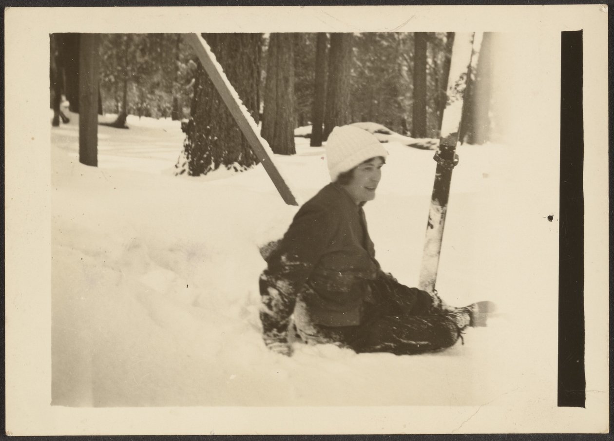 [Femme assise dans la neige] - Louis Fleckenstein