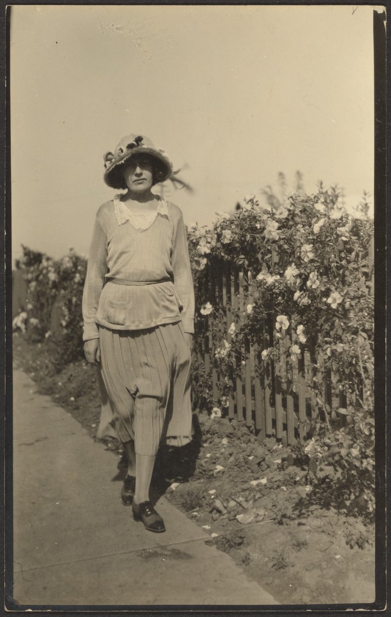 [Femme marchant le long d