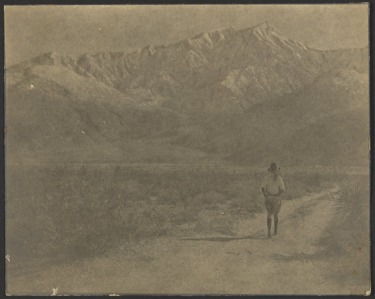 [Femme marchant sur un chemin vers les montagnes] - Louis Fleckenstein