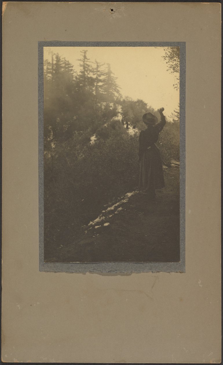 [Femme saluant dans les bois] - Louis Fleckenstein