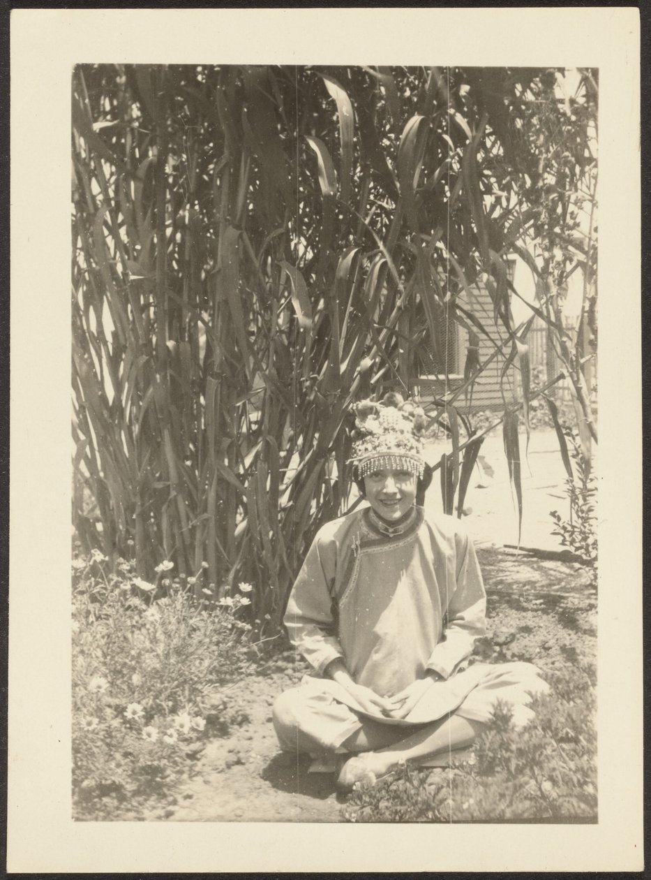 [Femme en costume assise dans un jardin] - Louis Fleckenstein