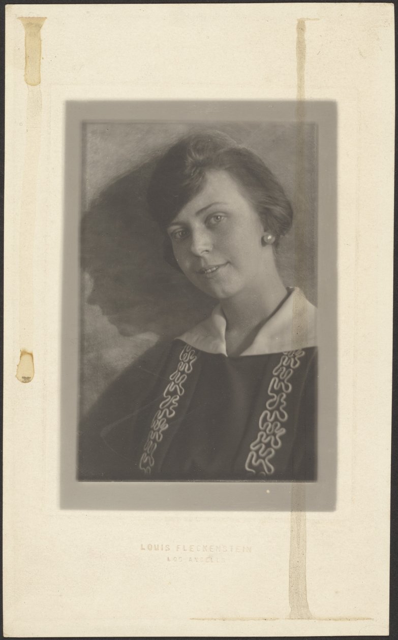 [Femme en robe avec des passepoils en forme de gaufre] - Louis Fleckenstein