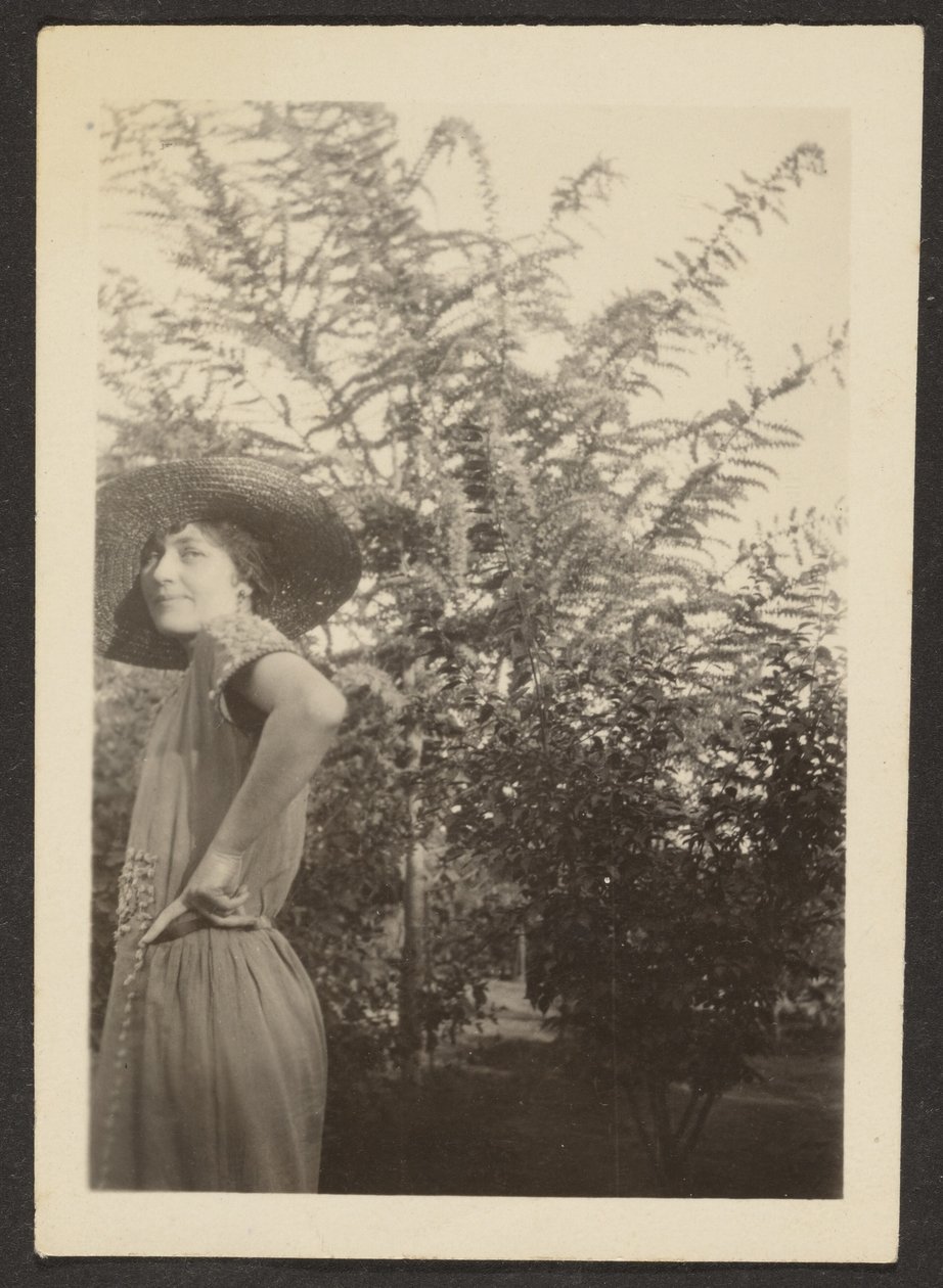 [Femme au chapeau debout dans un verger] - Louis Fleckenstein