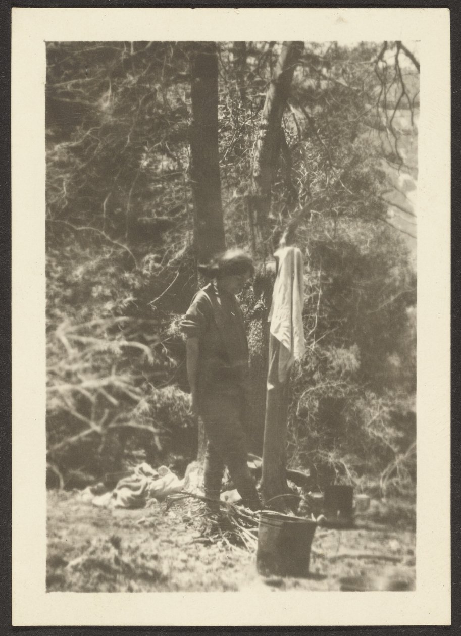 [Femme avec des seaux dans les bois] - Louis Fleckenstein