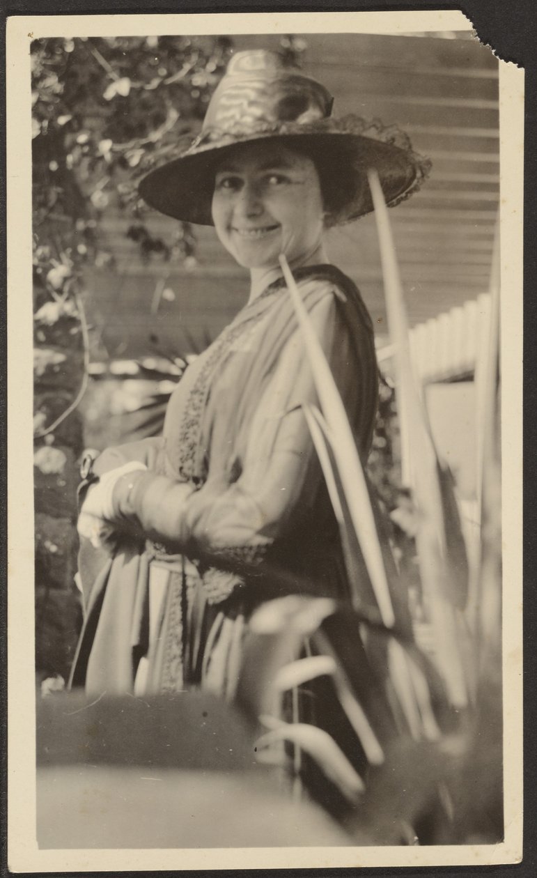 [Femme sous le porche] - Louis Fleckenstein