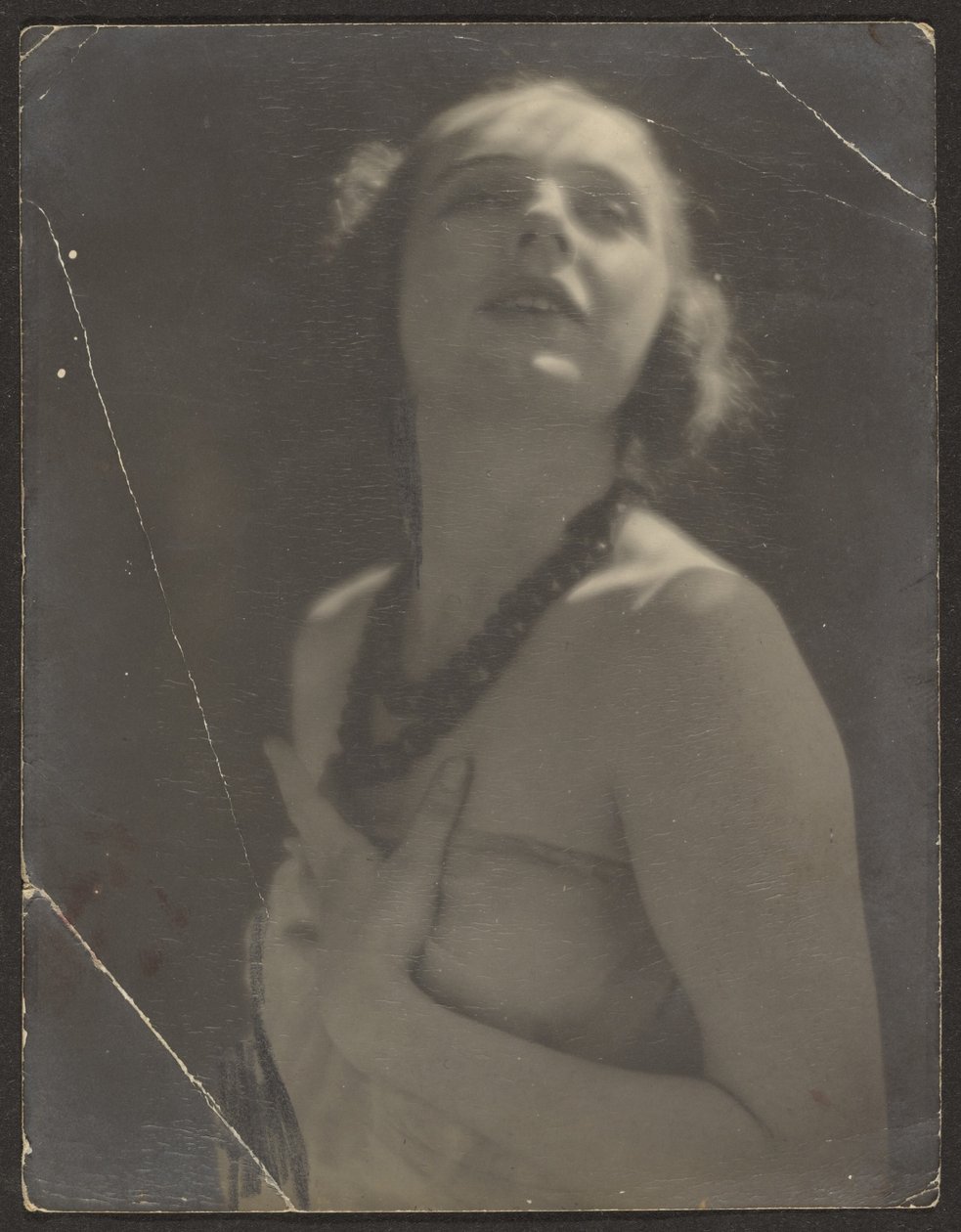 [Femme avec un collier de perles] - Louis Fleckenstein