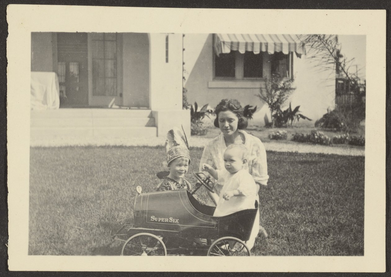 [Femme avec enfants dans une voiture jouet] - Louis Fleckenstein