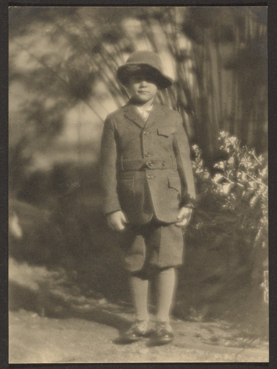 [Jeune garçon dans un jardin] - Louis Fleckenstein