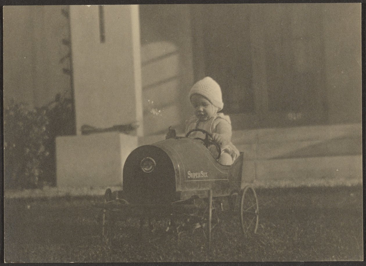 [Jeune enfant dans une voiture Super Six] - Louis Fleckenstein