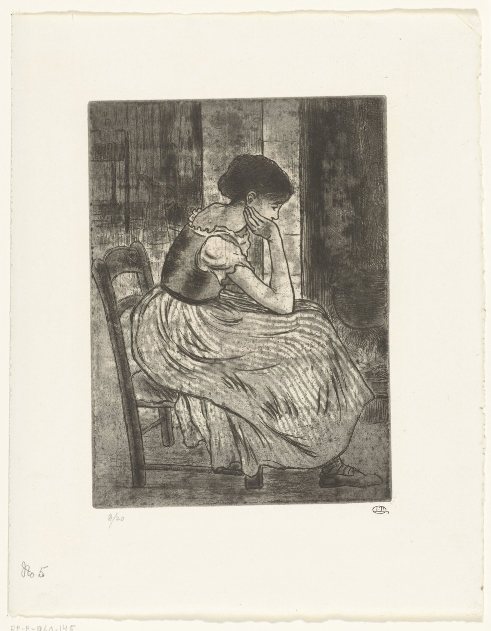 Jeune femme assise près d
