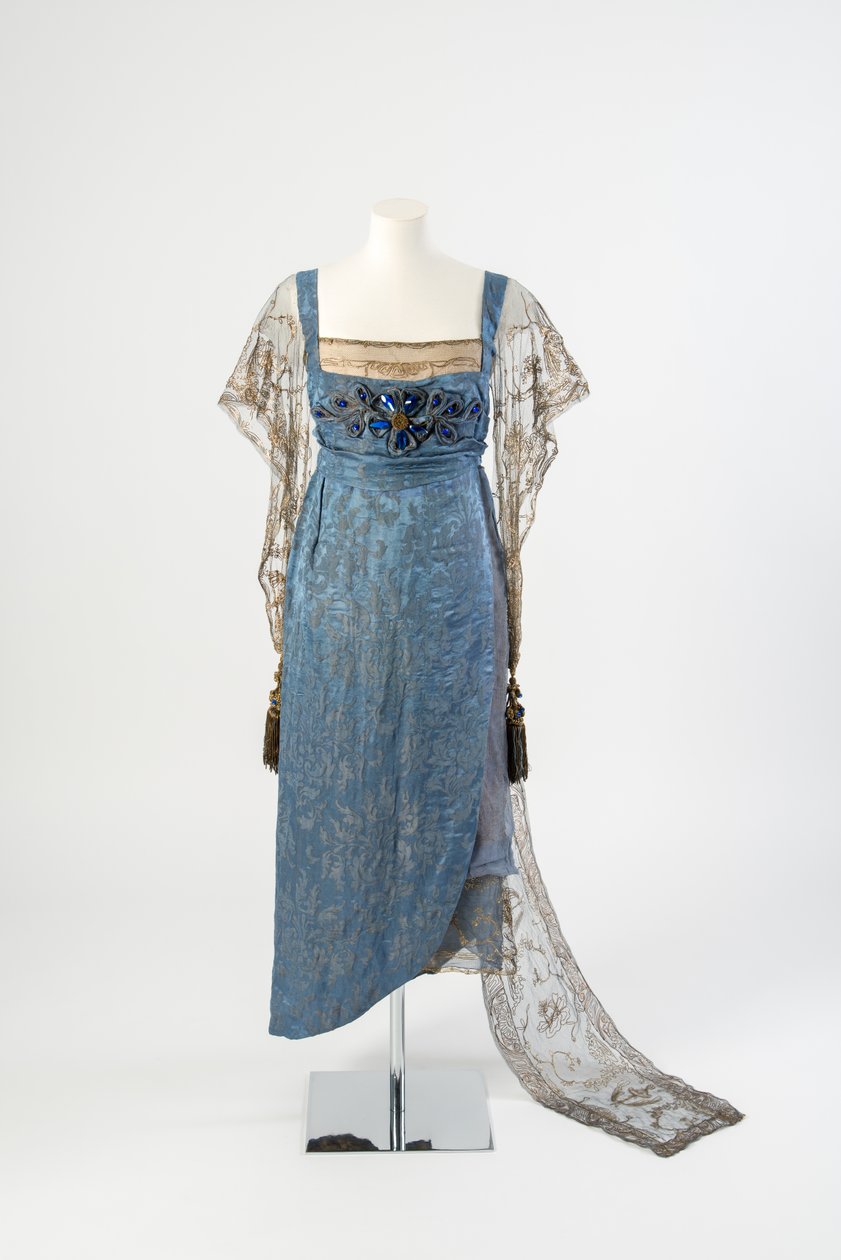 Robe de soirée en soie bleue avec manches et traîne en filet d