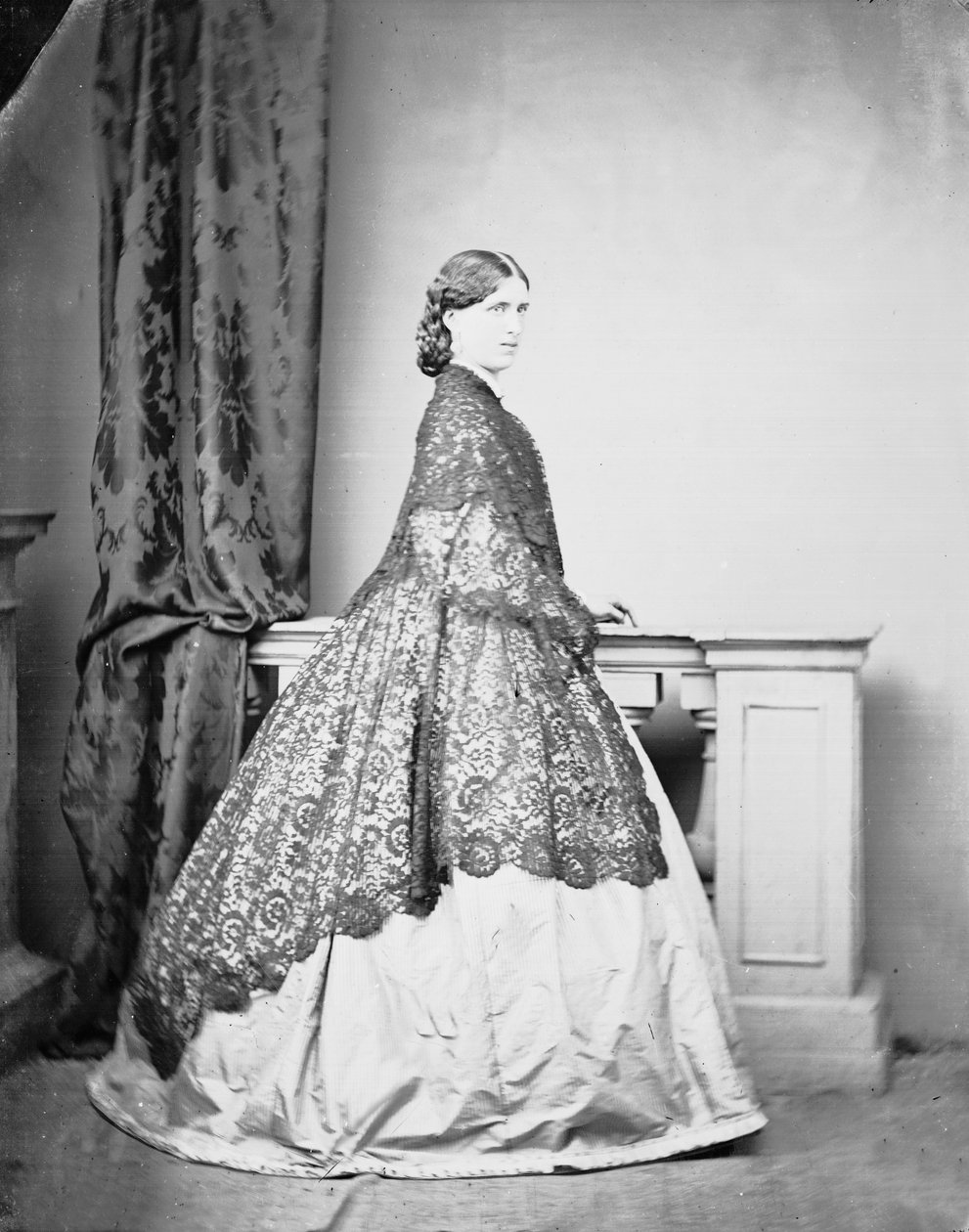 Noble romain posant dans une photo de studio - Ludovico Tuminello