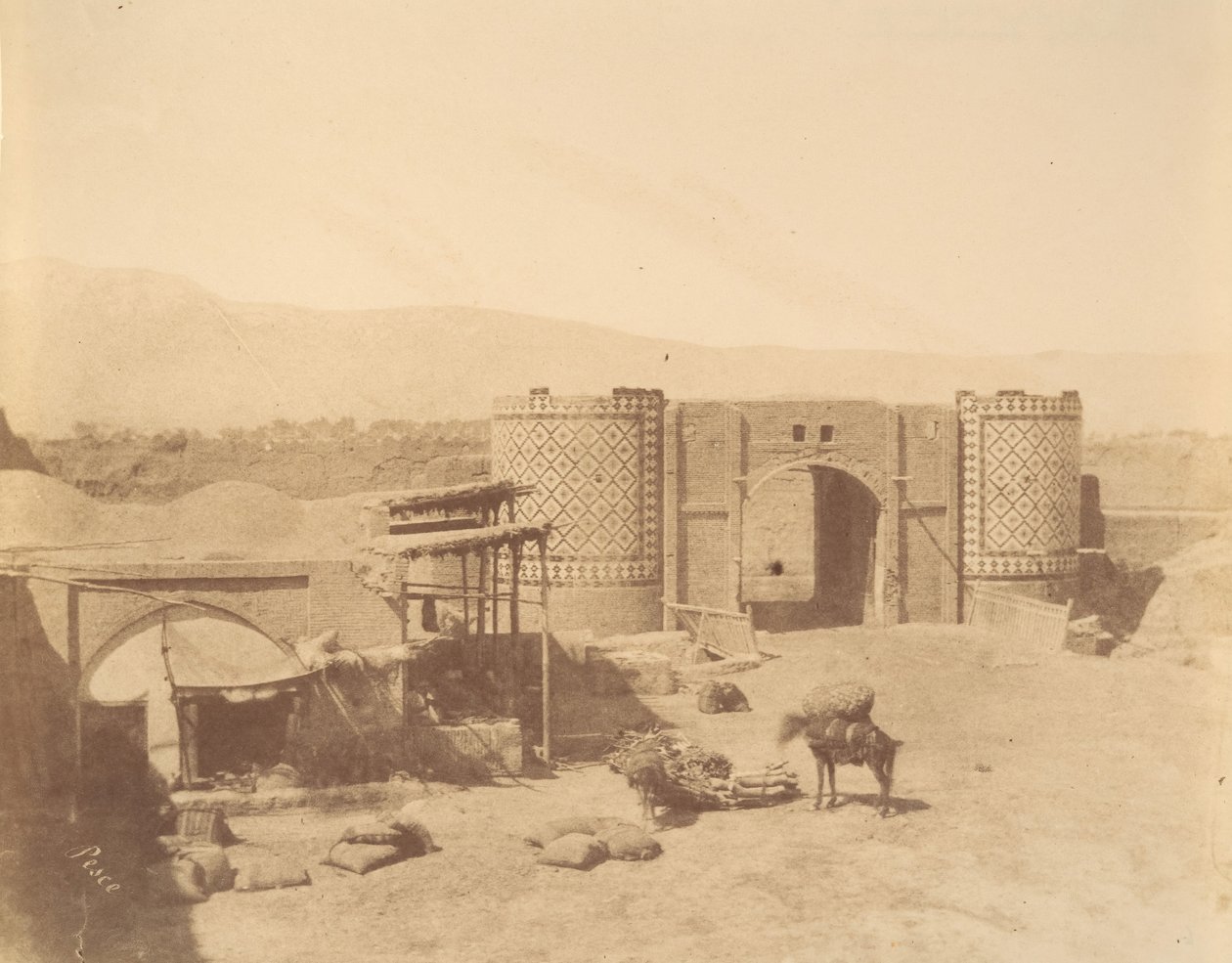 [Porte du gouvernement, Téhéran, Iran], 1840s-60s - Luigi Pesce