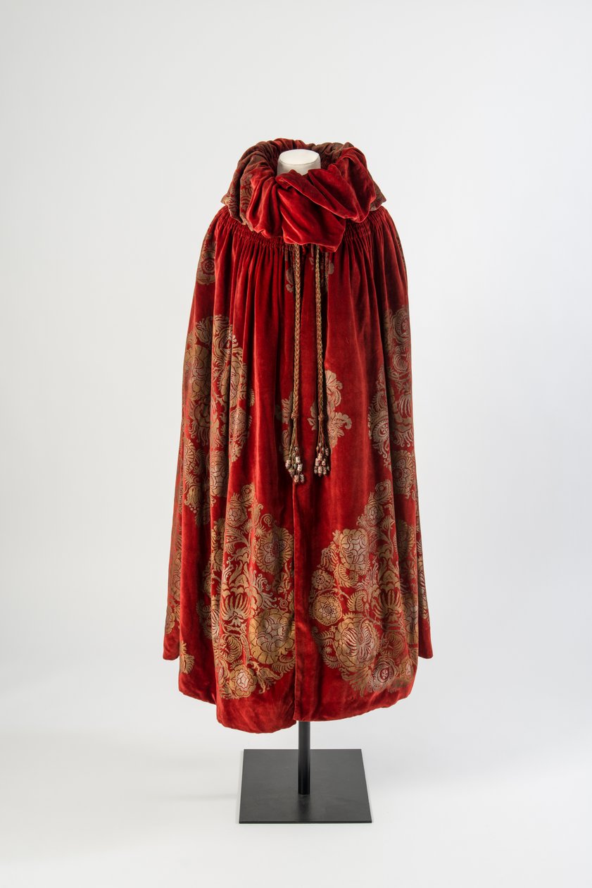 Cape en velours rouge foncé avec un motif floral pochoiré en or et argent et des glands en soie ornés de perles peintes, vers 1923 (velours) - Maria Monaci Gallenga