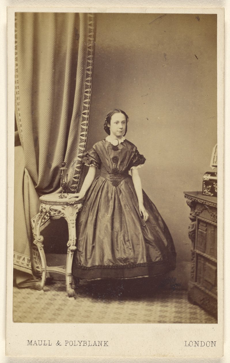 [Femme non identifiée, debout] - Maull and Polyblank