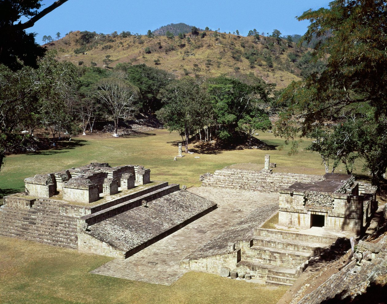 Vue du terrain de jeu dans la Place Principale, Période Classique - Mayan
