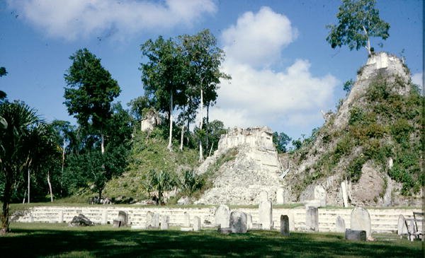 Cour avec stèle et monticule de temple, c.100 av. J.-C.-900 apr. J.-C. - Mayan