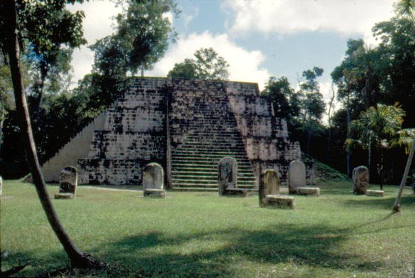 Le groupe des Pyramides Jumelles avec stèles dans la cour - Mayan