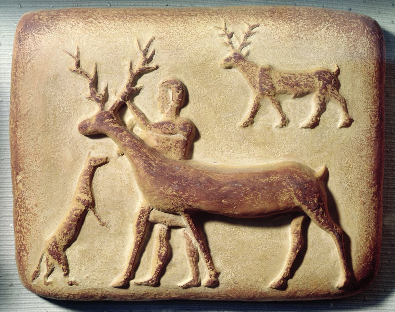 Relief peint représentant un homme avec des cerfs, de Mari, Moyen Euphrate - Mesopotamian
